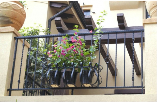 在阳台栏杆外侧安装花箱有哪些形式