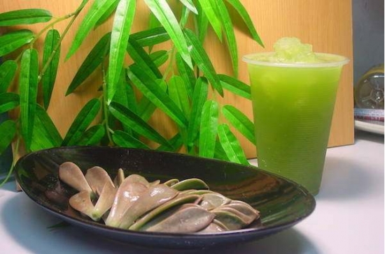 哪些多肉可以吃：常见有仙人掌属、芦荟、石莲花、石生花属等