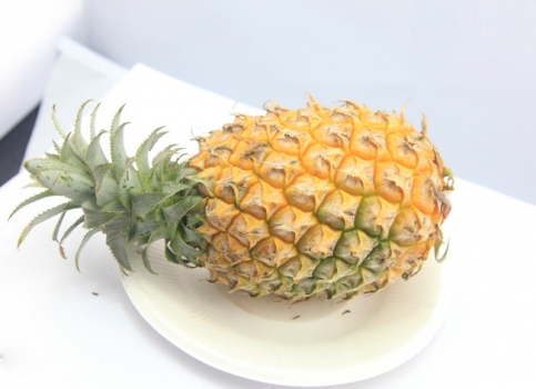 如何挑选菠萝：观形状,观颜色,摸硬度