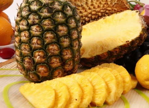 如何挑选菠萝：观形状,观颜色,摸硬度