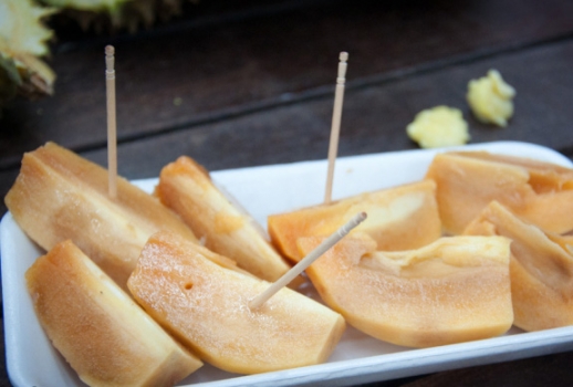 人心果如何吃：果肉淡黄,爽口多汁