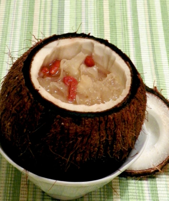 椰子的做法及挑选：椰子肉多的手感较重，汁液多的手感较轻