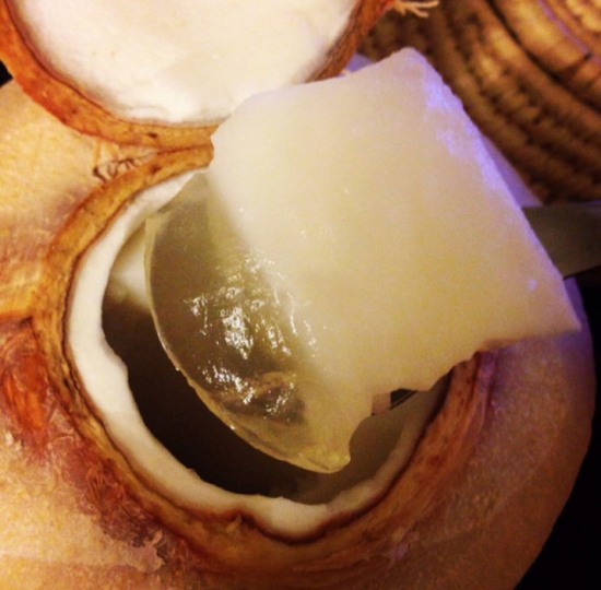 椰子的做法及挑选：椰子肉多的手感较重，汁液多的手感较轻