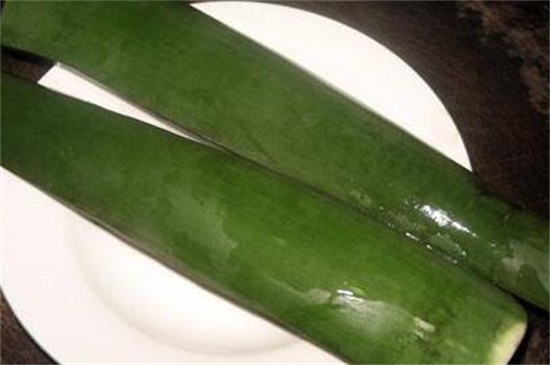 如何使用芦荟消炎，去表皮液体肉涂抹在皮肤上