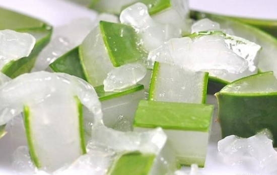 鲜芦荟泡水喝的功效与作用：湿润美容、解毒、抗炎等功效