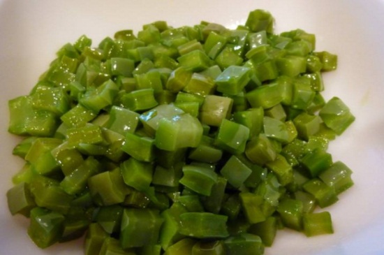 仙人掌能吃吗如何吃,可切条沾蜂蜜或泡茶饮用