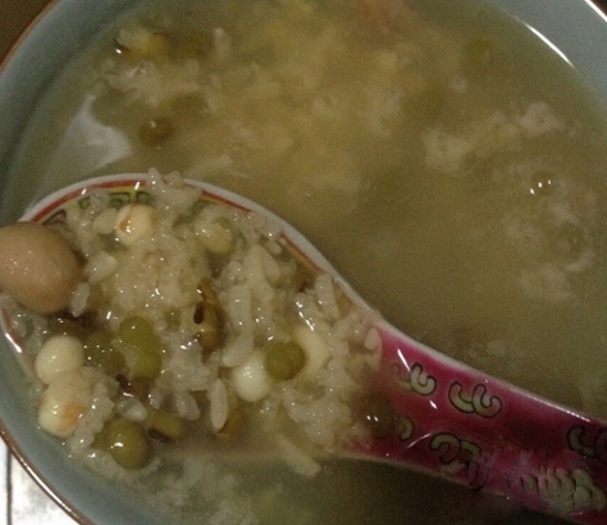 孕妇能吃芡实吗：芡实性属平，不寒不躁，很适合孕妇食用