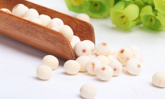 芡实是什么：水生草本植物，浆果和植株统称芡实，果实也叫“鸡头米”