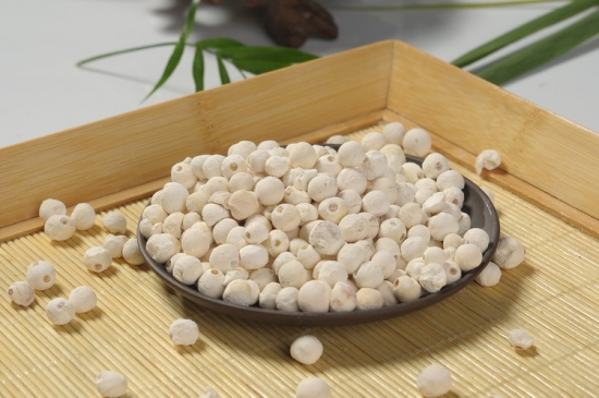 芡实是什么：水生草本植物，浆果和植株统称芡实，果实也叫“鸡头米”