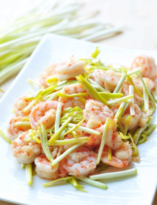 韭黄做法及食用留意：春季食用有益于肝，但阴虚火旺、有眼疾和胃肠虚弱的人不宜多食。