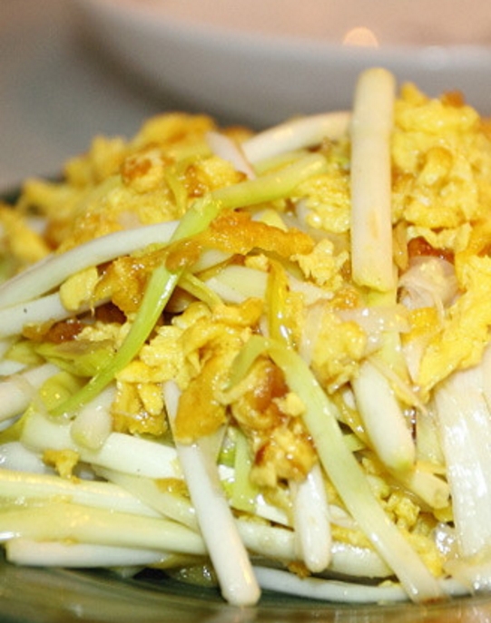 韭黄做法及食用留意：春季食用有益于肝，但阴虚火旺、有眼疾和胃肠虚弱的人不宜多食。