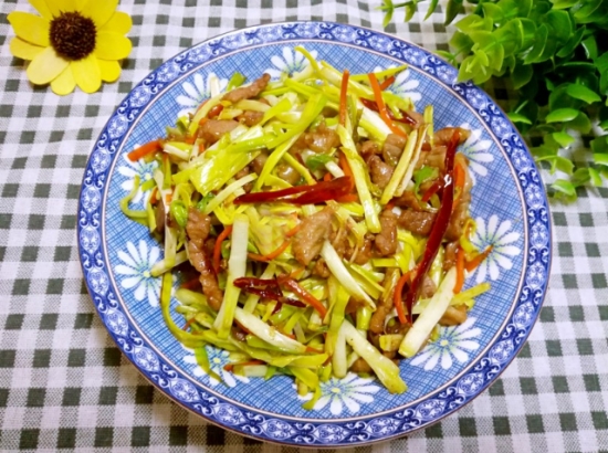 韭黄做法及食用留意：春季食用有益于肝，但阴虚火旺、有眼疾和胃肠虚弱的人不宜多食。