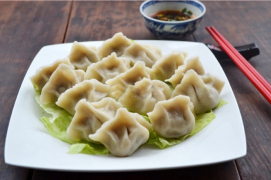 韭黄做法及食用留意：春季食用有益于肝，但阴虚火旺、有眼疾和胃肠虚弱的人不宜多食。