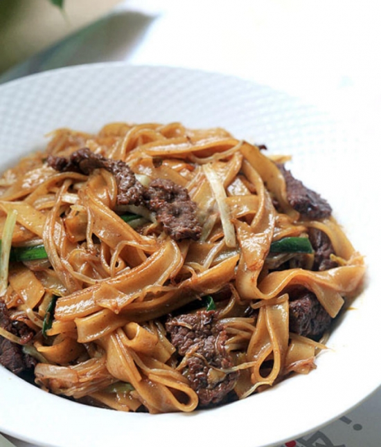 韭黄做法及食用留意：春季食用有益于肝，但阴虚火旺、有眼疾和胃肠虚弱的人不宜多食。