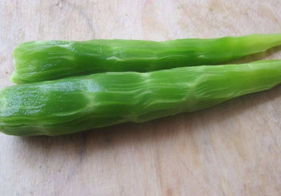 削了皮的莴苣 莴苣是什么:不同的地方对莴苣的称呼不一样,有叫菜头、莴笋或笋菜