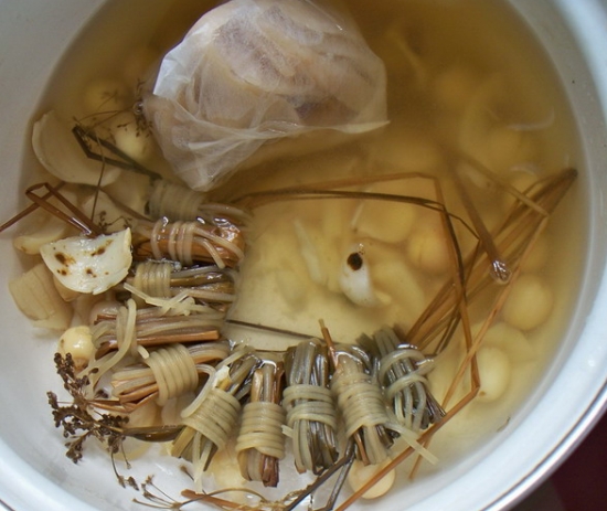 灯心草的功效与作用：清心降火，利尿通淋