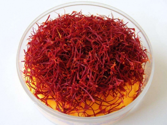 红花和藏红花有什么区别：红花能通经治血，能补能泻，但养血的功效远不及藏红花