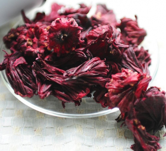 洛神花有哪些吃法：泡茶，炖汤和果脯，高血压、心脏病患者和熬夜人群宜多食用。