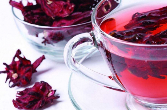 洛神花有哪些吃法：泡茶，炖汤和果脯，高血压、心脏病患者和熬夜人群宜多食用。
