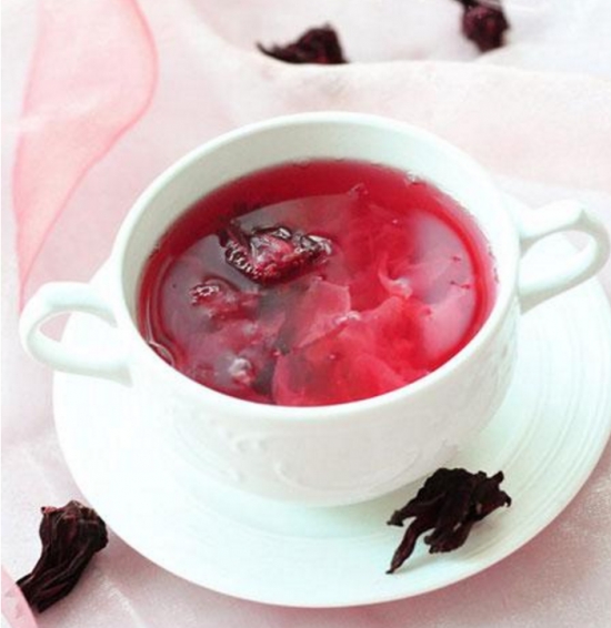 洛神花有哪些吃法：泡茶，炖汤和果脯，高血压、心脏病患者和熬夜人群宜多食用。