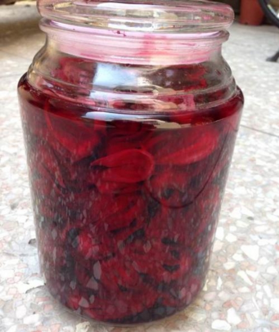 洛神花有哪些吃法：泡茶，炖汤和果脯，高血压、心脏病患者和熬夜人群宜多食用。