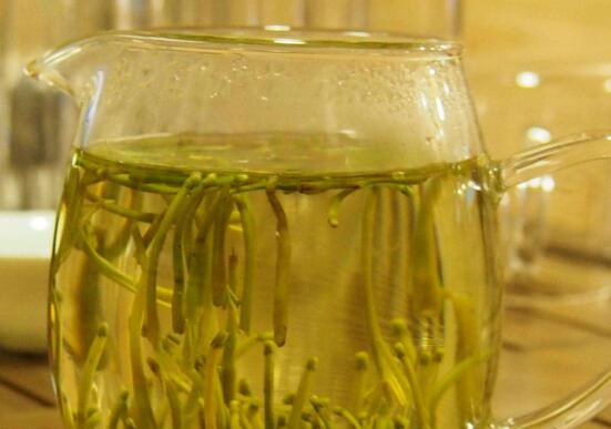 金银花如何泡水喝，用金银花泡茶喝的益处与禁忌
