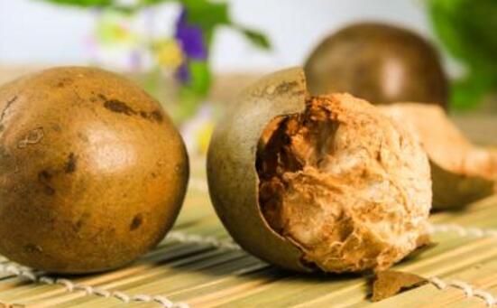 罗汉果如何泡水喝，洗净取四分之一连皮肉一起冲泡