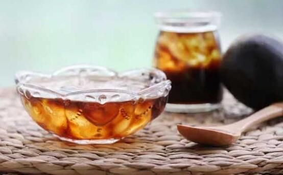 罗汉果如何泡水喝，洗净取四分之一连皮肉一起冲泡