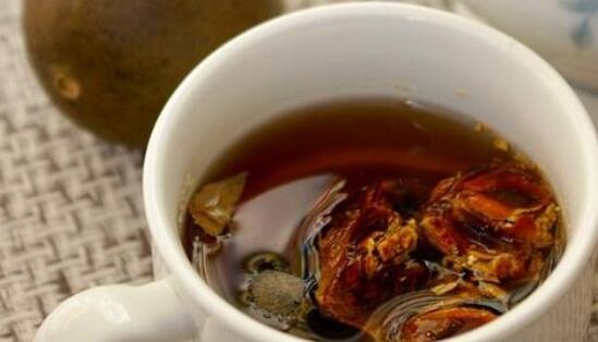 罗汉果如何泡水喝，洗净取四分之一连皮肉一起冲泡