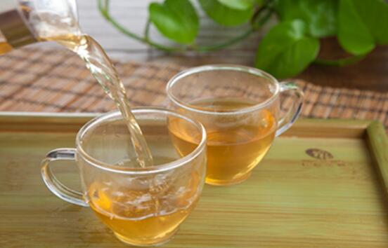 罗汉果如何泡水喝，洗净取四分之一连皮肉一起冲泡