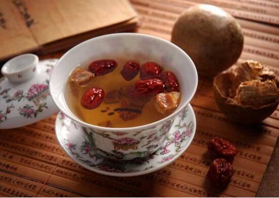 罗汉果如何泡水喝，洗净取四分之一连皮肉一起冲泡