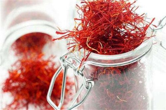 藏红花是什么样子的,是红色的细长线形花丝