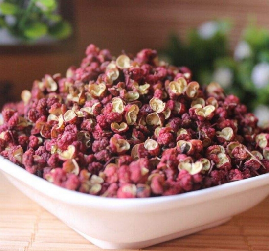 花椒的功效与作用：花椒味辛、性热，归脾、胃经；有芳香健胃，温中散寒