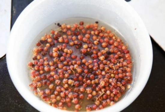 花椒的功效与作用：花椒味辛、性热，归脾、胃经；有芳香健胃，温中散寒