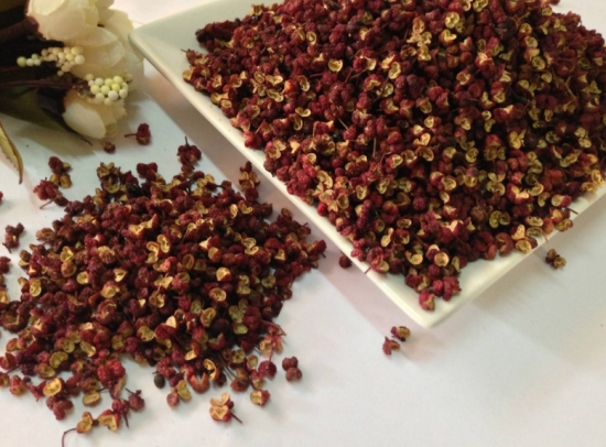 花椒的功效与作用：花椒味辛、性热，归脾、胃经；有芳香健胃，温中散寒