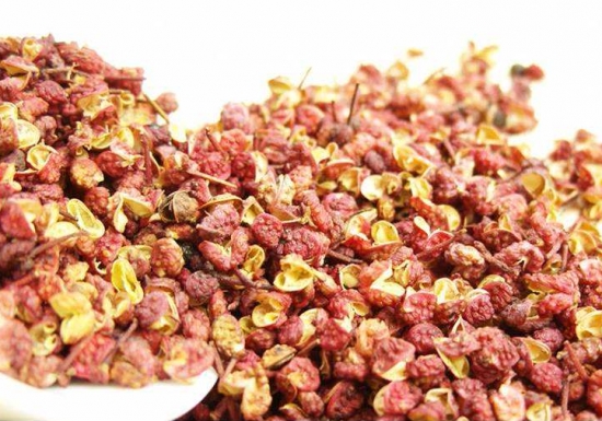 花椒的功效与作用：花椒味辛、性热，归脾、胃经；有芳香健胃，温中散寒