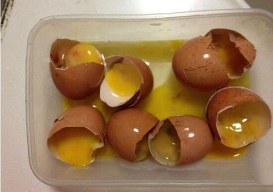 坏鸡蛋能直接浇花里吗,坏鸡蛋做花肥的办法(3种)