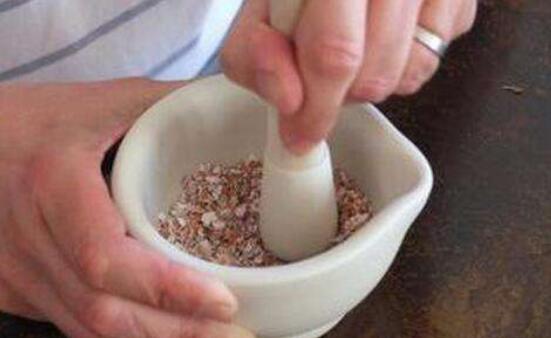 坏鸡蛋能直接浇花里吗,坏鸡蛋做花肥的办法(3种)