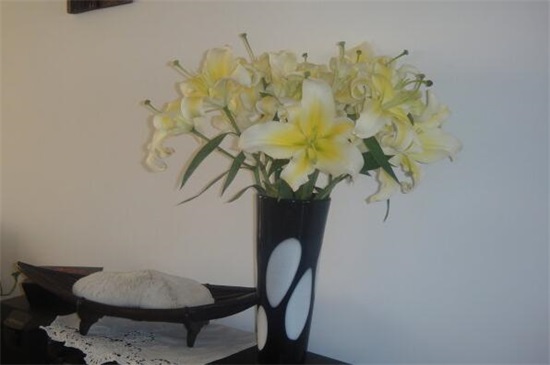 百合花如何插好看图片，6个步骤插出一瓶美丽百合花