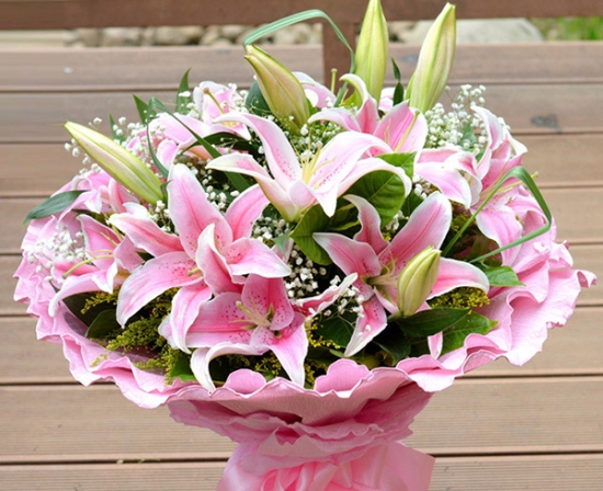 百合花 百合花适合送什么人:送母亲,送恋人或者亲密的朋友都可以