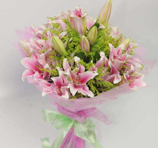 百合花 百合花适合送什么人:送母亲,送恋人或者亲密的朋友都可以