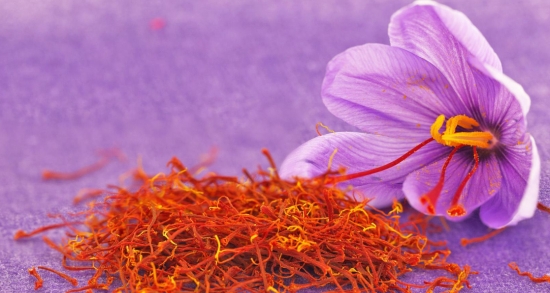 藏红花合适哪些人吃：适合有心、脑血管疾病的人群；孕妇和经期女性禁止食用