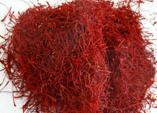 藏红花合适哪些人吃：适合有心、脑血管疾病的人群；孕妇和经期女性禁止食用