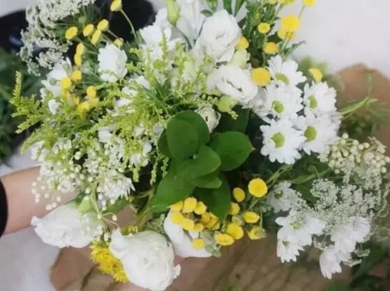 9朵花制作手捧花的步骤,5步教你制成美丽的新娘手捧花