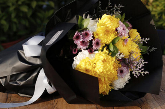 祭祀菊花花束的包法