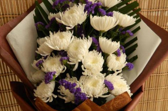 祭祀菊花花束的包法