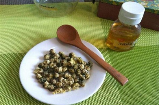 菊花茶的制作办法，清洗晾干开水浸泡