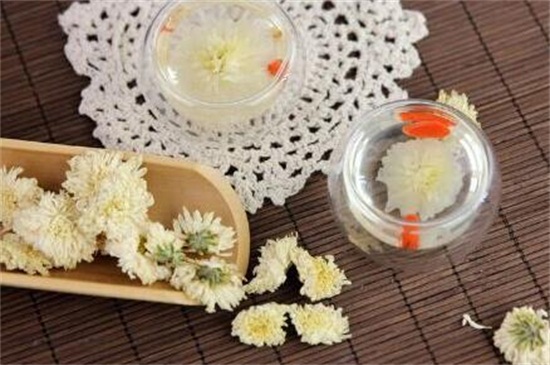 菊花茶的制作办法，清洗晾干开水浸泡