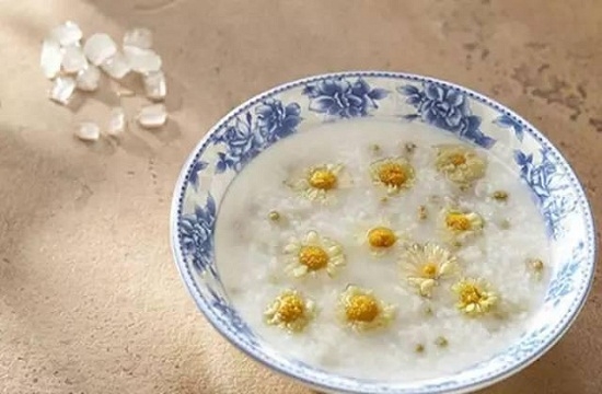 菊花粥 菊花茶的价格:普通菊花15元/斤左右,杭菊较贵大约40元/斤