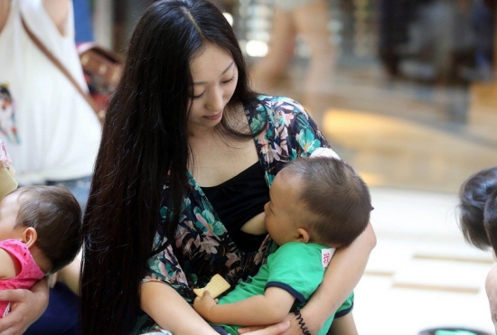 哺乳期能喝菊花茶吗：可以，菊花茶有散风清热、清肝明目和解毒消炎等作用